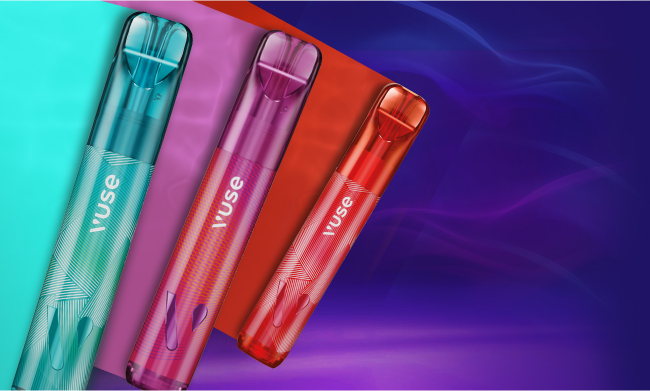 Trois stylos à vape Vuse colorés, sarcelle, violet et rouge, sont présentés sur des surfaces turquoise, violette et rouge qui se chevauchent, sur un fond dégradé tourbillonnant violet et bleu.