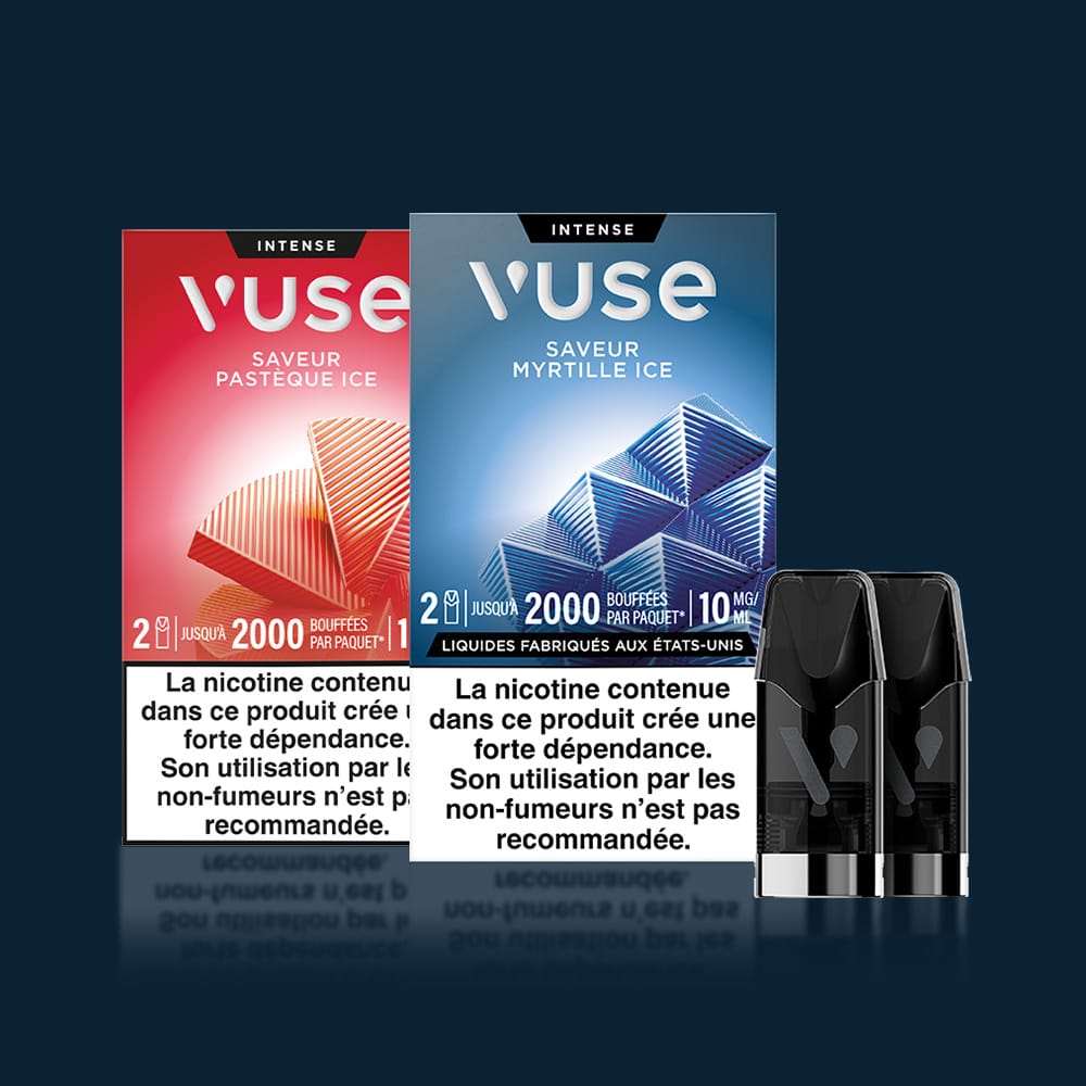 Vuse | On voit deux boîtes de produits de vapotage Vuse, l'une rouge portant la mention « Saveur Pastèque Ice » et l'autre bleue portant la mention « Saveur Myrtille Ice », avec deux cartouches de vapotage noires placées devant. Les deux boîtes comportent des avertissements relatifs à la nicotine en français. | Cigarettes Electroniques et Recharges