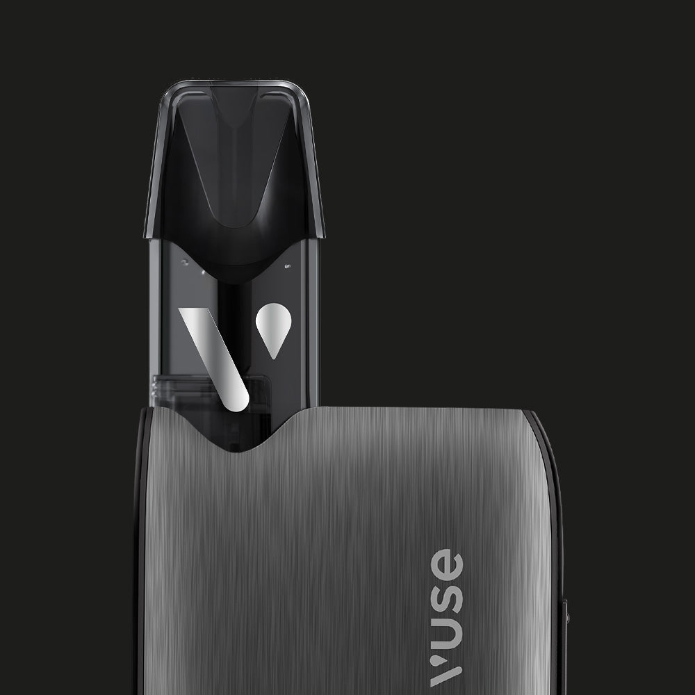 Vuse | Gros plan sur le VUSE Ultra Kit Simple Edition, une cigarette électronique aux lignes épurées et à la finition métallique, équipée d'une cartouche transparente, mise en valeur sur un fond noir : une cigarette électronique élégante de la marque VUSE, au design moderne et épuré. | Cigarettes Electroniques et Recharges