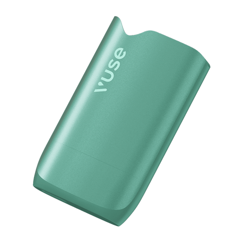 Vuse | Une cigarette électronique Vuse de couleur vert métallisé, au design rectangulaire épuré, aux bords arrondis, sur laquelle le nom de la marque « Vuse » est imprimé en diagonale. | Cigarettes Electroniques et Recharges