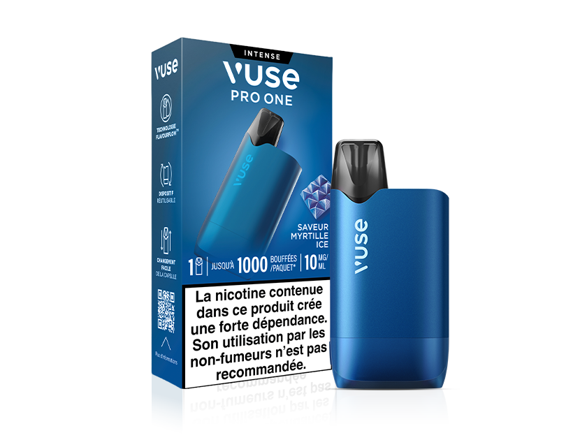 Vuse | Une cigarette électronique Vuse Pro One bleue est posée à côté de son emballage assorti, sur lequel figurent les informations relatives au produit en français, notamment la saveur « myrtille » et la teneur en nicotine. Une étiquette d'avertissement concernant la nicotine est visible sur l'emballage. | Cigarettes Electroniques et Recharges