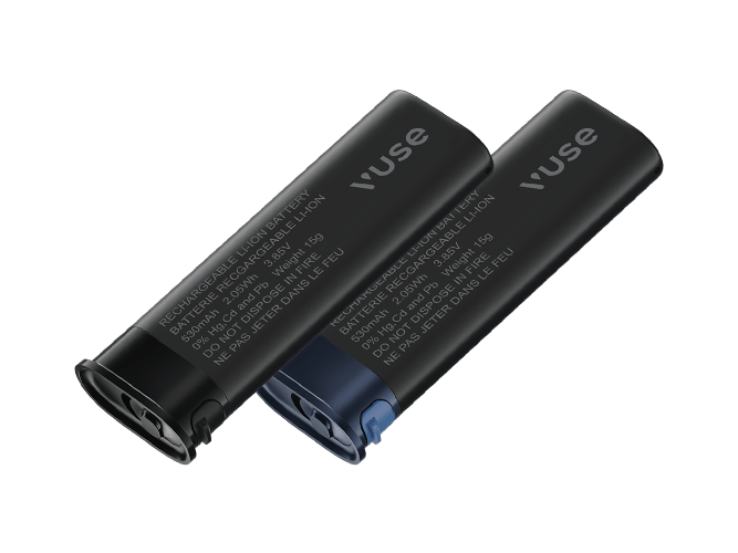 Vuse | Deux batteries rechargeables noires pour vapoteuse Vuse sont représentées côte à côte sur un fond blanc ; l'une d'elles présente une touche de bleu près de la base et les deux comportent des informations relatives à la sécurité et à la batterie, rédigées en blanc. | Cigarettes Electroniques et Recharges