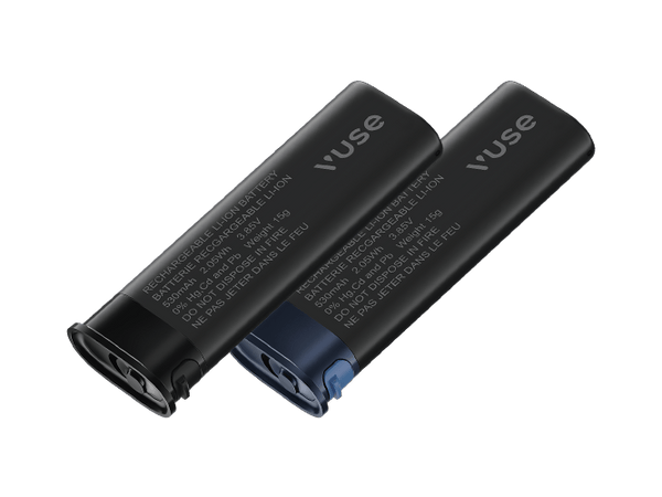 Vuse | Deux batteries rechargeables noires pour vapoteuse Vuse sont représentées côte à côte sur un fond blanc ; l'une d'elles présente une touche de bleu près de la base et les deux comportent des informations relatives à la sécurité et à la batterie, rédigées en blanc. | Cigarettes Electroniques et Recharges