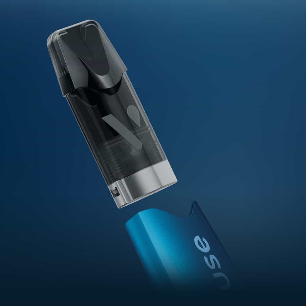 Vuse | Gros plan sur une cartouche de vapotage en train d'être insérée dans un vaporisateur bleu, sur un fond bleu dégradé. | Cigarettes Electroniques et Recharges