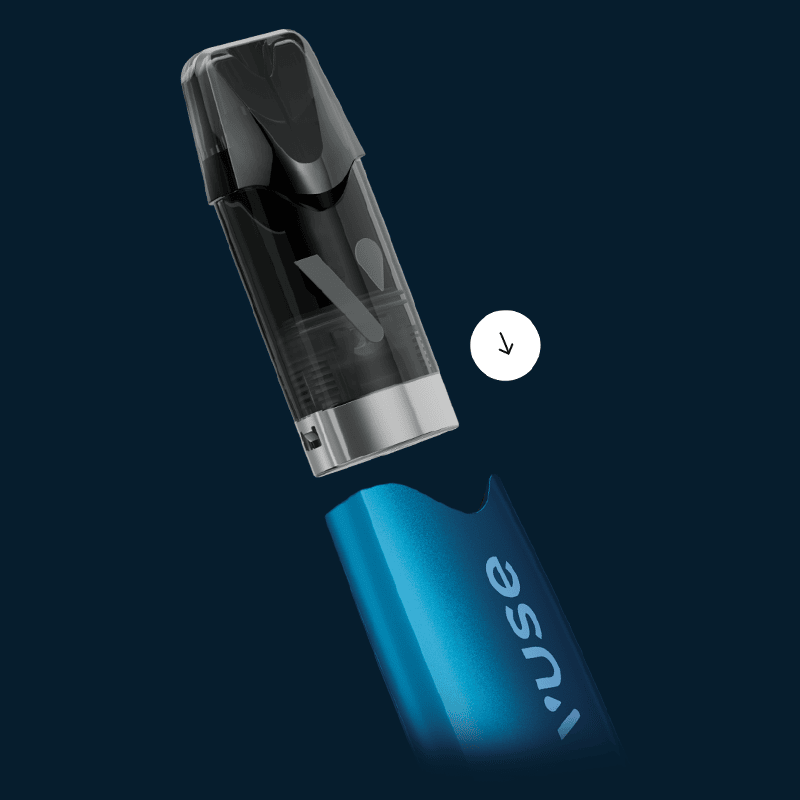 Vuse | Une cartouche de vapotage est en train d'être insérée dans un appareil de vapotage Vuse bleu, représenté sur un fond sombre avec une flèche vers le bas indiquant la direction. | Cigarettes Electroniques et Recharges