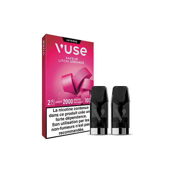 Une boîte de VUSE Recharges Gamme Intense Saveur Litchi Grenade avec des graphismes roses est présentée à côté de deux vape pods noirs. L'étiquette française mentionne 10 mg/ml de nicotine et affiche un avertissement sur la nicotine.