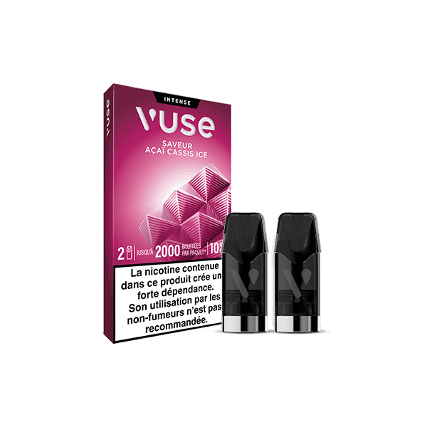 Une boîte de VUSE Recharges Gamme Intense Saveur Açai Cassis Ice avec deux vape pods noirs à côté. La boîte, principalement rose et blanche, comporte un texte en français avertissant de la teneur en nicotine.
