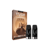 Une boîte de VUSE Recharge Gamme Intense Saveur Classique Crème se tient debout à côté de deux vape pods noirs et transparents sur un fond clair. La boîte brune est ornée de touches dorées et d'un texte en français.