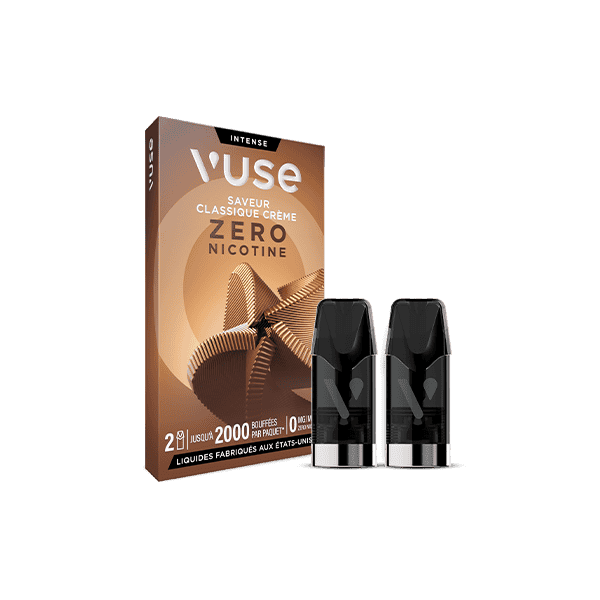 Une boîte de VUSE Recharge Gamme Intense Saveur Classique Crème se tient debout à côté de deux vape pods noirs et transparents sur un fond clair. La boîte brune est ornée de touches dorées et d'un texte en français.