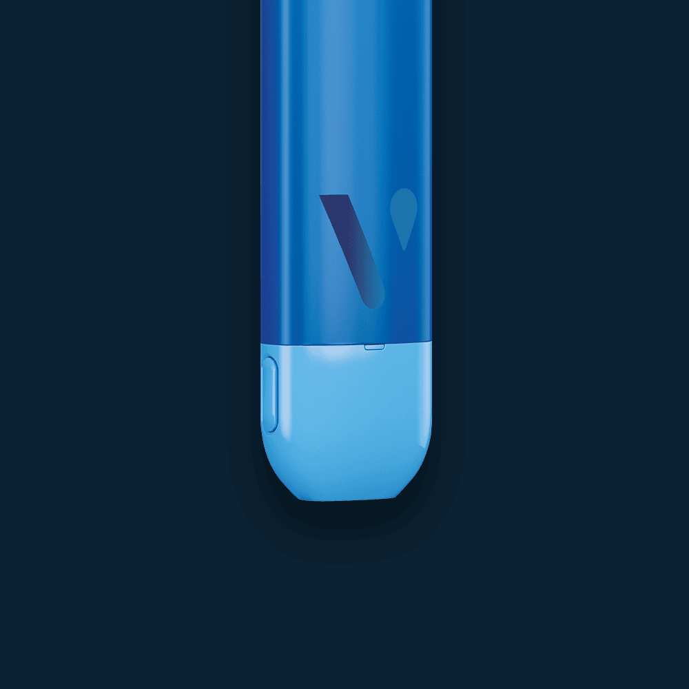 Vuse | Gros plan sur un objet en plastique bleu muni d'un capuchon arrondi d'un bleu plus clair et d'un bouton sur le côté. Son corps est orné d'un « V » stylisé et d'un symbole représentant une goutte, sur fond bleu foncé. | Cigarettes Electroniques et Recharges