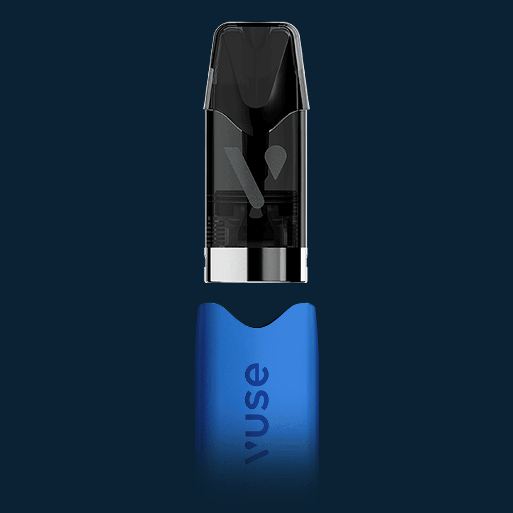 Vuse | Gros plan sur une cigarette électronique Vuse bleue, dont la cartouche est séparée de la partie contenant la batterie, présentée sur un fond sombre. | Cigarettes Electroniques et Recharges