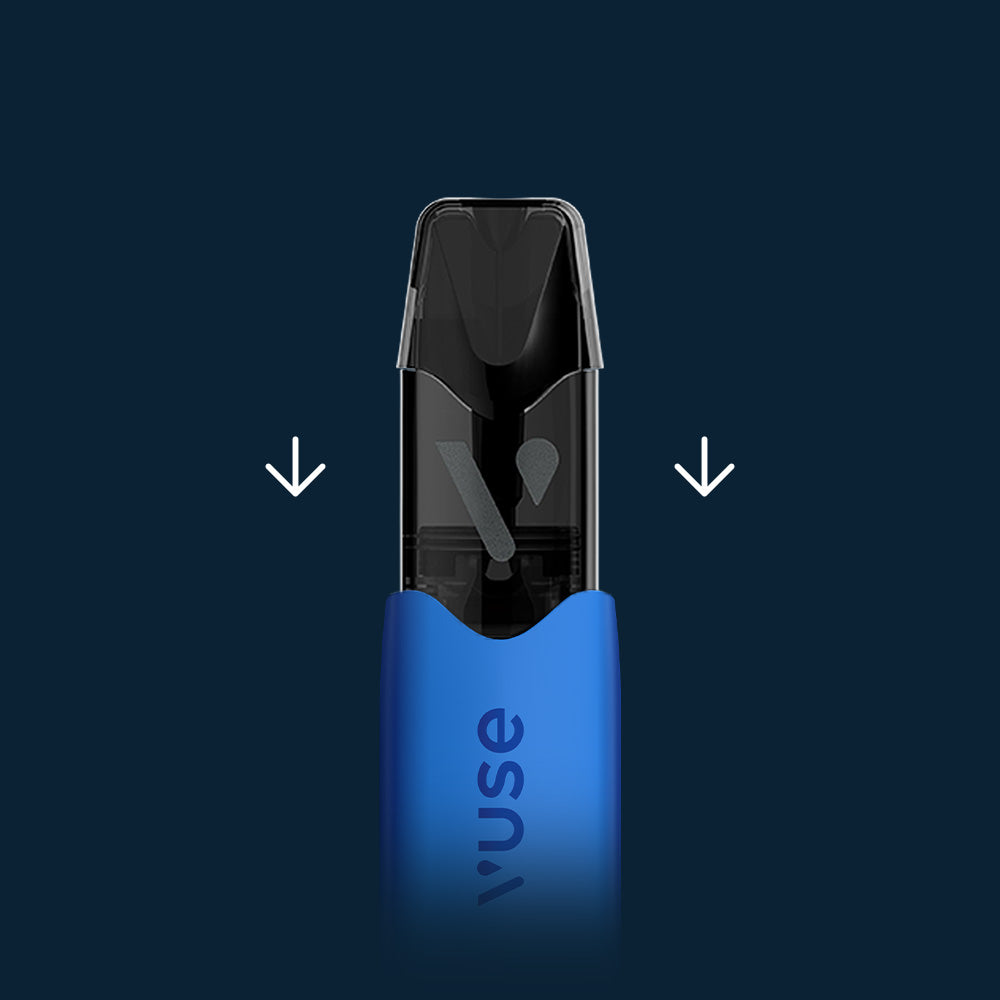 Vuse | Un stylo-vape Vuse bleu muni d'un embout noir transparent, photographié sur un fond sombre, avec deux flèches blanches orientées vers le bas de chaque côté, pointant vers l'appareil. | Cigarettes Electroniques et Recharges