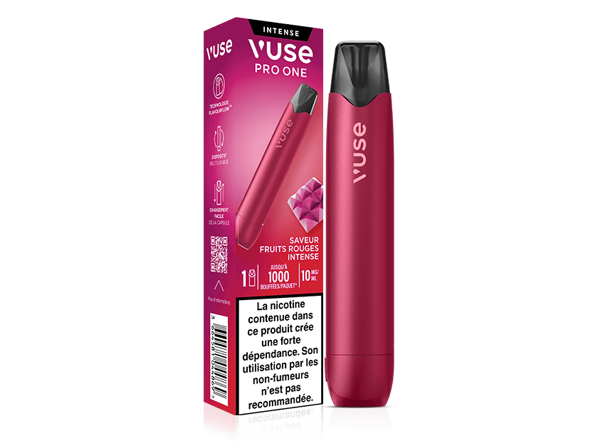 Vuse | Une cigarette électronique Vuse Pro One rouge est posée à côté de son emballage assorti, sur lequel figurent des images de baies, des informations sur le produit et un avertissement en français concernant la dépendance à la nicotine. | Cigarettes Electroniques et Recharges