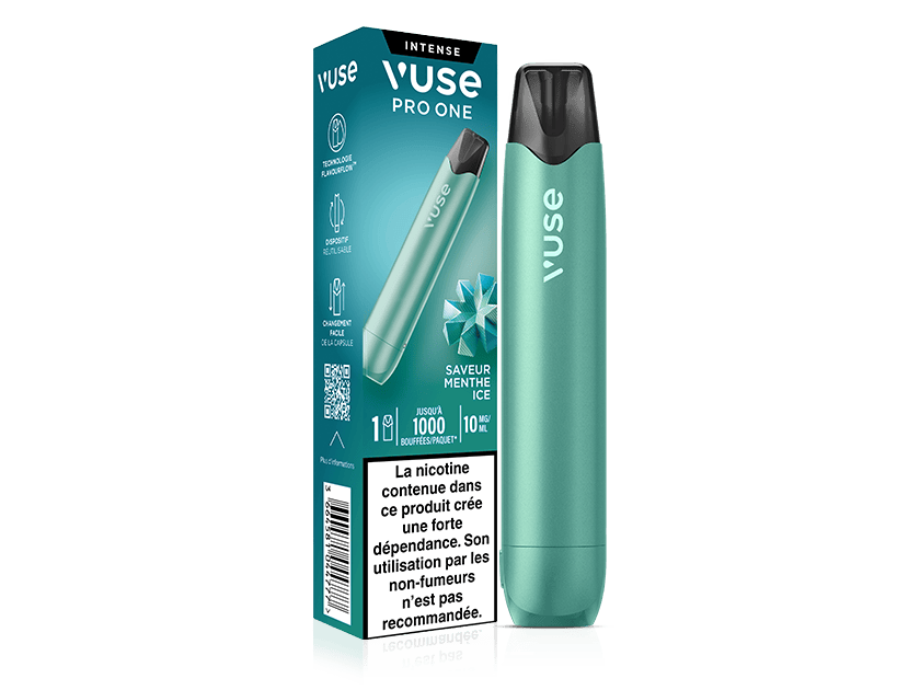 Vuse | Une cigarette électronique Vuse Pro One de couleur bleu sarcelle est posée à côté de son emballage assorti, sur lequel figurent les informations relatives au produit, la mention « saveur menthe glacée » et un avertissement concernant la nicotine en français, le tout sur fond blanc. | Cigarettes Electroniques et Recharges