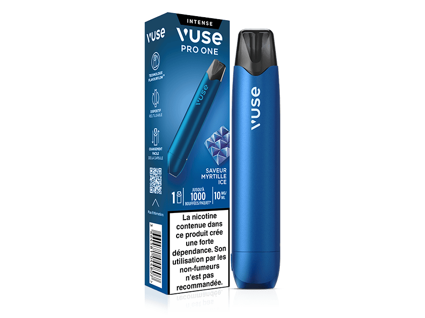 Vuse | Une cigarette électronique Vuse Pro One bleue est posée à côté de son emballage assorti, sur lequel figurent les informations relatives au produit, une illustration représentant la saveur « myrtille glacée » et un avertissement concernant la nicotine en français. | Cigarettes Electroniques et Recharges
