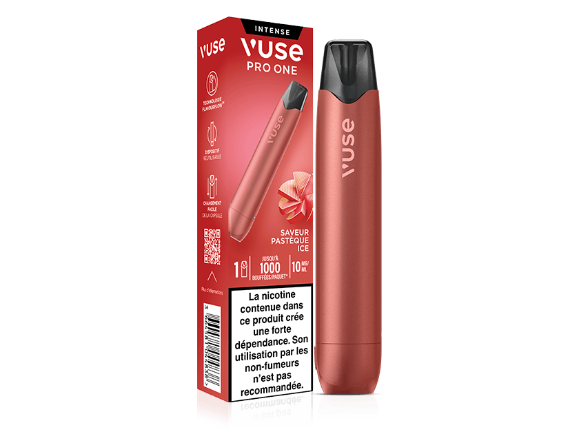 Vuse | Une cigarette électronique Vuse Pro One rouge est posée à côté de son emballage assorti, portant la mention « Saveur Pastèque Ice » (arôme pastèque glacée), avec les informations sur le produit et un avertissement concernant la nicotine en français sur fond blanc. | Cigarettes Electroniques et Recharges