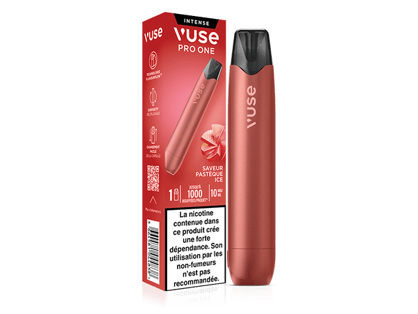 Vuse | Une cigarette électronique Vuse Pro One rouge est posée à côté de son emballage assorti, portant la mention « Saveur Pastèque Ice » (arôme pastèque glacée), avec les informations sur le produit et un avertissement concernant la nicotine en français sur fond blanc. | Cigarettes Electroniques et Recharges