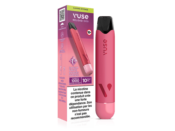 Vuse | Une cigarette électronique Vuse Reload 1000 rose est posée à côté de son emballage assorti, sur lequel figurent les informations relatives au produit, une étiquette indiquant la saveur « baies » et des avertissements sanitaires en français concernant la dépendance à la nicotine. | Cigarettes Electroniques et Recharges