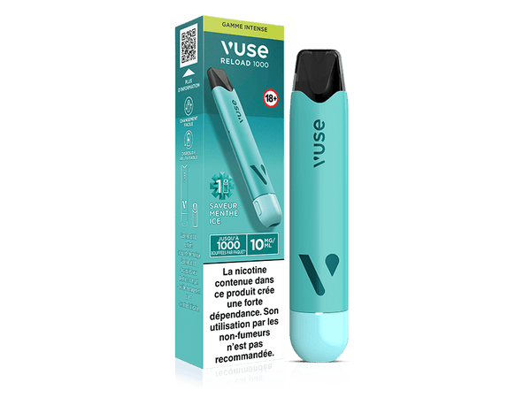 Vuse | Une cigarette électronique jetable Vuse Reload 1000 de couleur turquoise est posée à côté de son emballage assorti, sur lequel figurent un texte en français, les caractéristiques du produit et un avertissement concernant la dépendance à la nicotine. La saveur indiquée est « menthe glacée ». | Cigarettes Electroniques et Recharges