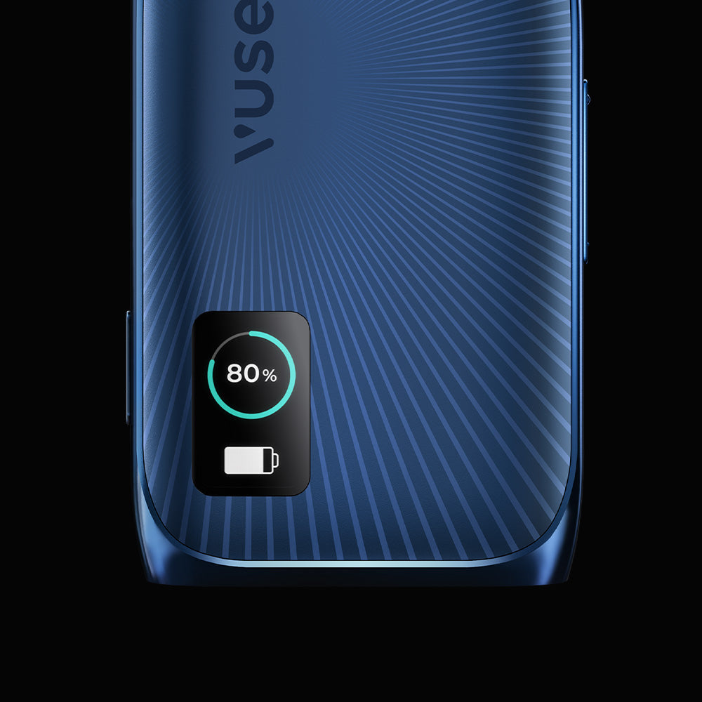 Vuse | Gros plan sur un appareil électronique bleu orné d'un motif de lignes radiales, dont l'écran affiche une icône indiquant que la batterie est chargée à 80 %. L'arrière-plan est noir. | Cigarettes Electroniques et Recharges
