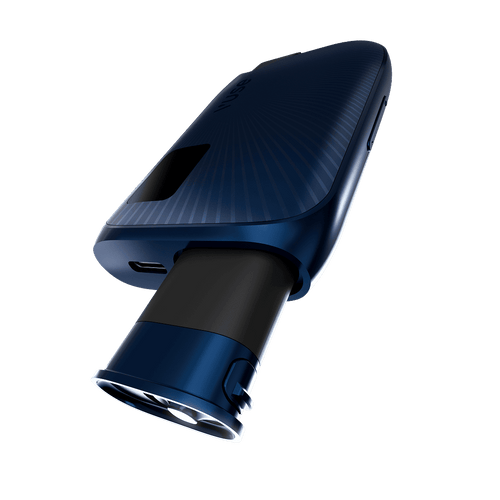 Vue rapprochée d'un dispositif d'inhalation élégant, bleu foncé, avec un embout cylindrique déployé, sur fond blanc.
